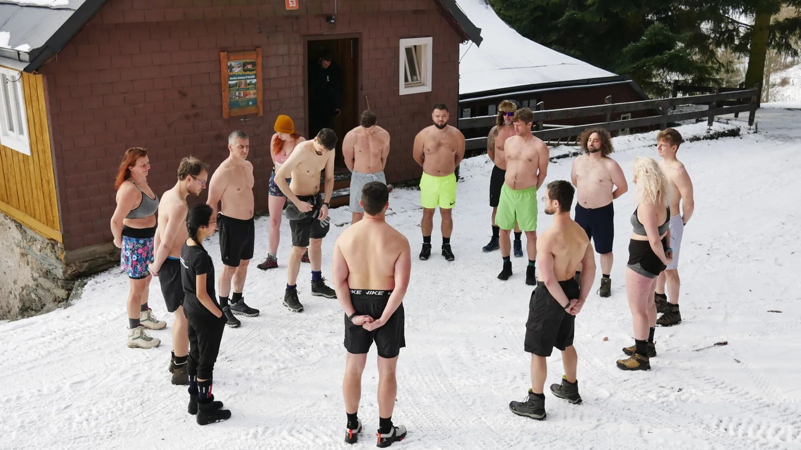 Účastníci expedice na cestě zasněženými horami