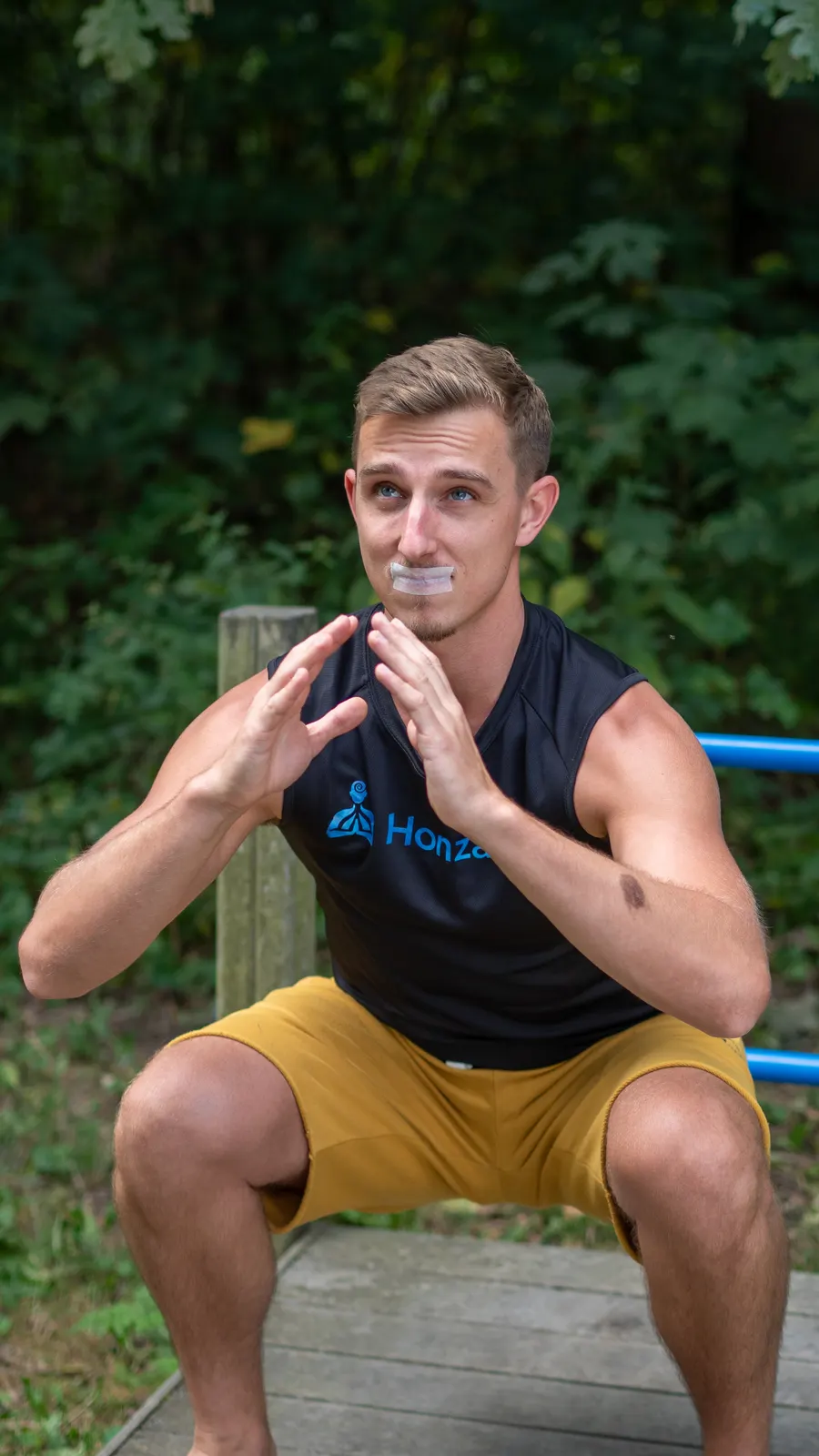 Honza Šilar cvičí nosní dýchání při pohybu — přelepená ústa (mouth taping) ve dřepu