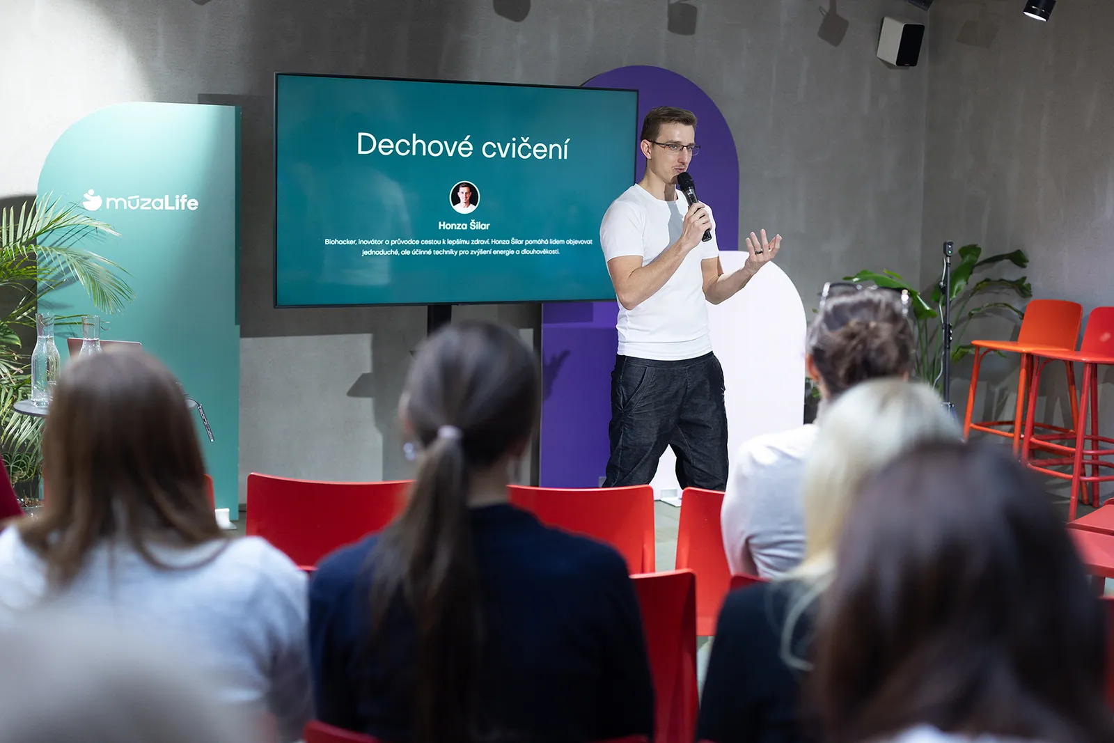 Honza Šilar přednáší o dechovém cvičení